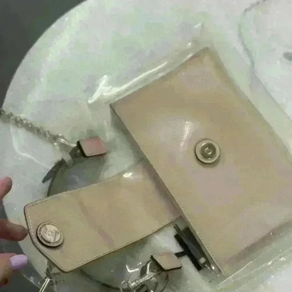 DKNY BRAND NEW WITH TAGS bagwith insert - Picture 2 of 9